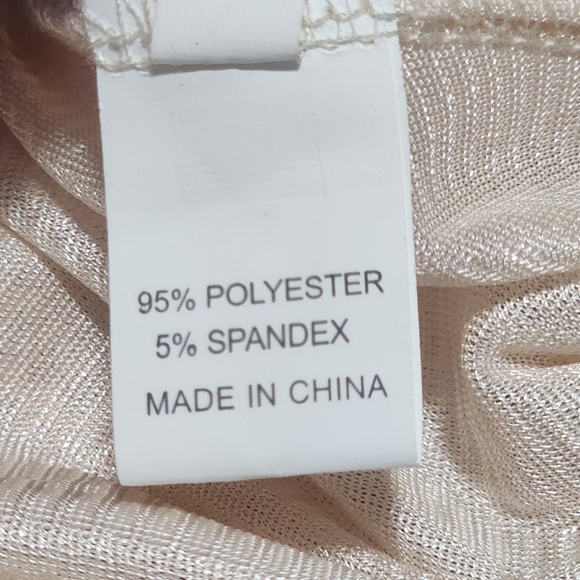 NWT TRENDY & UNIQUE SIZE M. JUMSUIT IN GOLD . - Picture 7 of 12